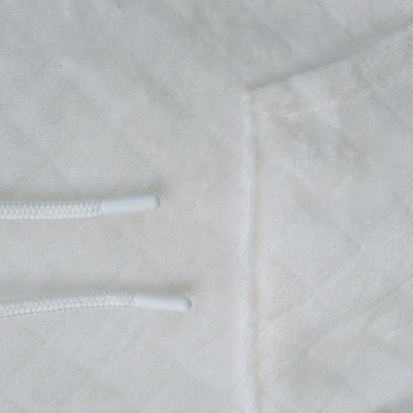 🚨Nwot White Fuzzy hooded Top - Picture 2 of 2